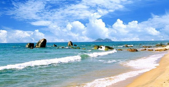 日月湾沙滩洁白松软海面风平浪静